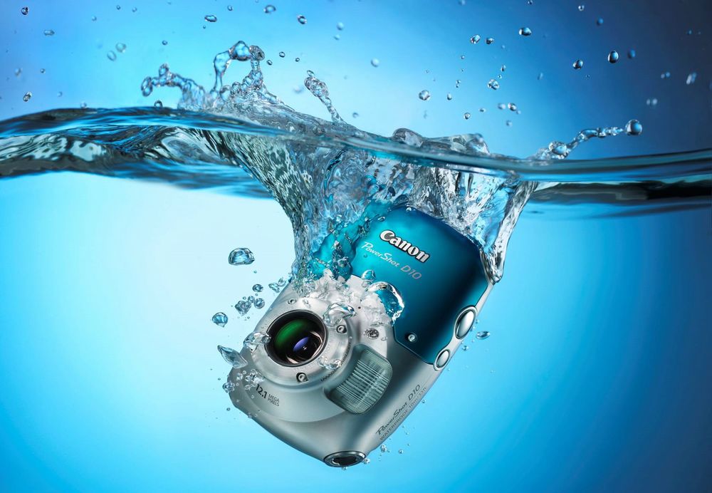 Обои для рабочего стола Фотоаппарат Canon погружается в воду