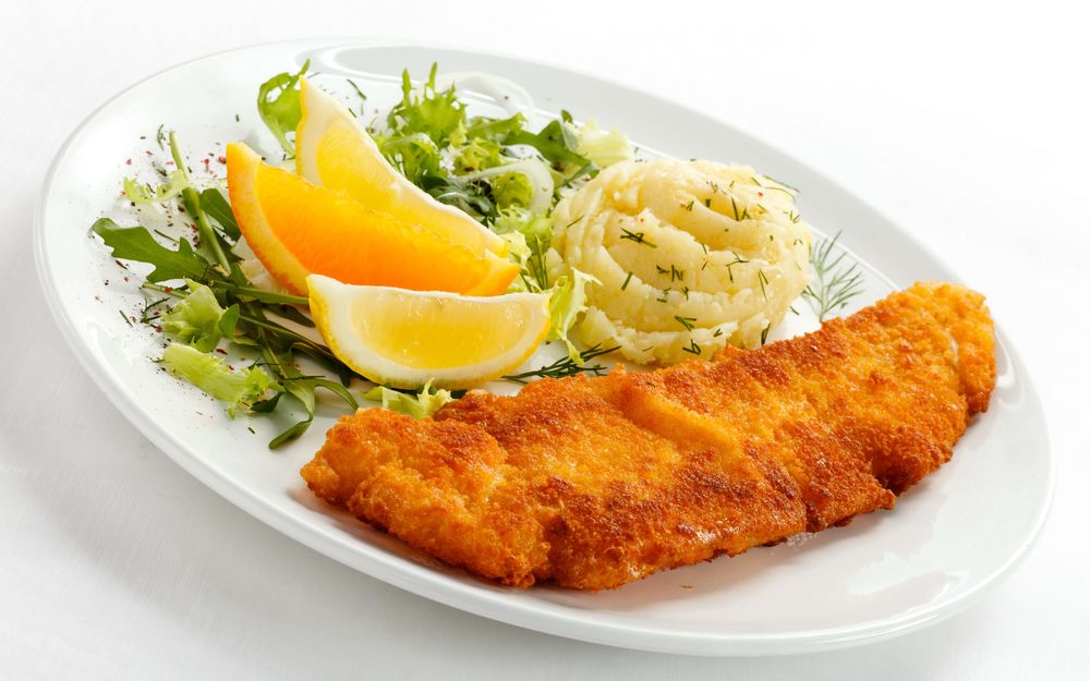 Обои для рабочего стола Обжаренное в кляре мясо, пюре и дольки апельсинов