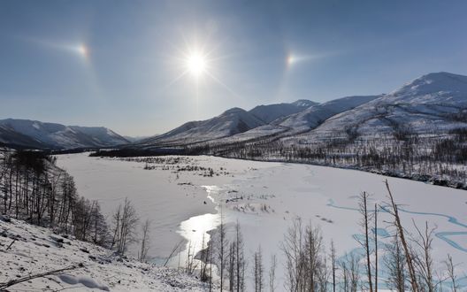 Обои на рабочий стол Не полностью замерзшая вода, с заснеженными берегами, на фоне заснеженных гор и голубого неба, в лучах утреннего солнца