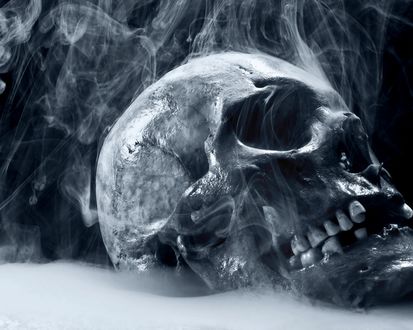 Обои на рабочий стол Лед и дым вокруг черепа