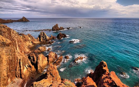 Обои на рабочий стол Камни в чистой, морской воде