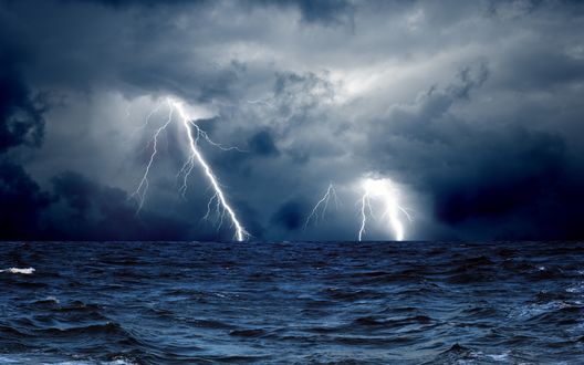 Обои на рабочий стол Море на фоне молний в небе