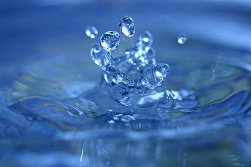 Обои на рабочий стол Всплеск воды на синем фоне