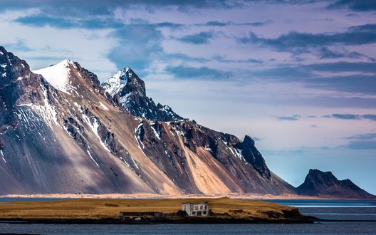 Обои на рабочий стол Дом у воды на фоне снежных гор, Исландия / Iceland