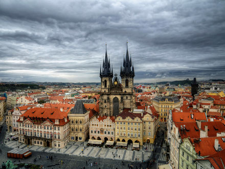 Обои на рабочий стол Вид на старую церковь среди домов, Чехия, Прага / Czech Republic, Prague