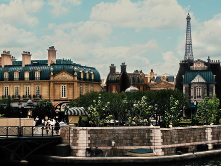 Обои на рабочий стол Улица Парижа, за домами виднеется Эйфелева башня / Eiffel tower, Paris, France