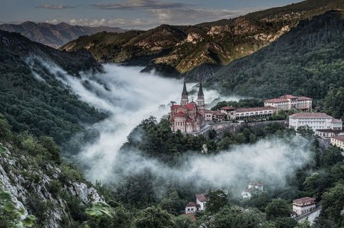 Обои на рабочий стол Собор Ковадонга / Covadonga в горах Испании / Spain