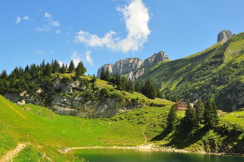 Обои на рабочий стол Дома у подножья гор, Швейцария / Switzerland