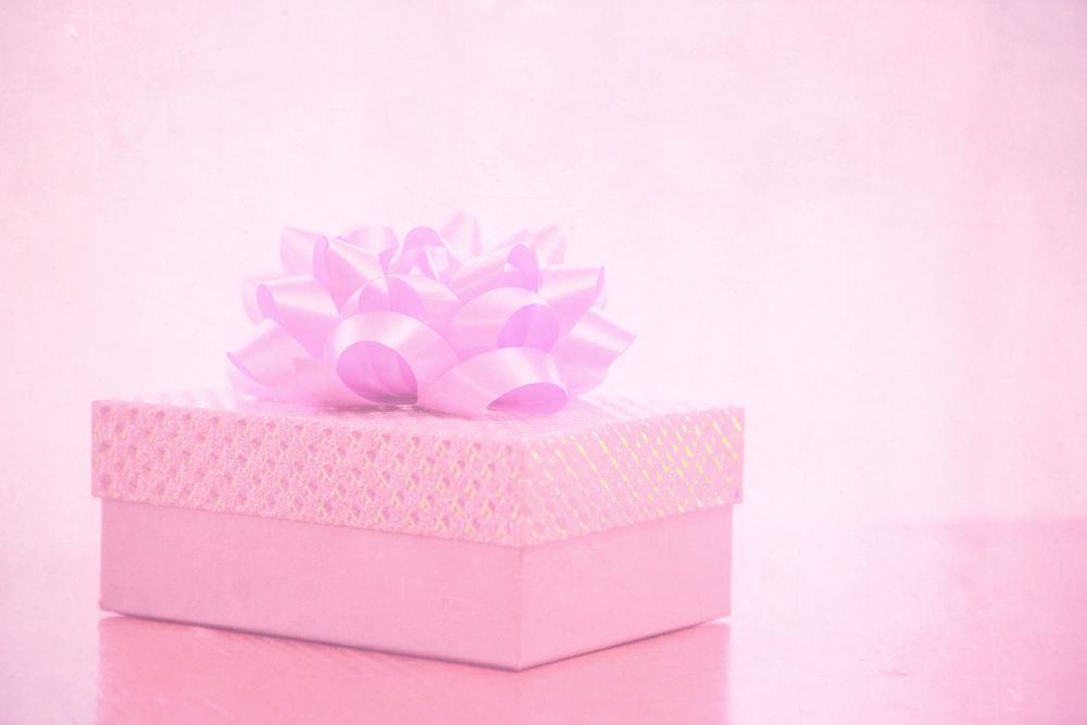 Обои для рабочего стола Подарочная коробка и бант розового цвета