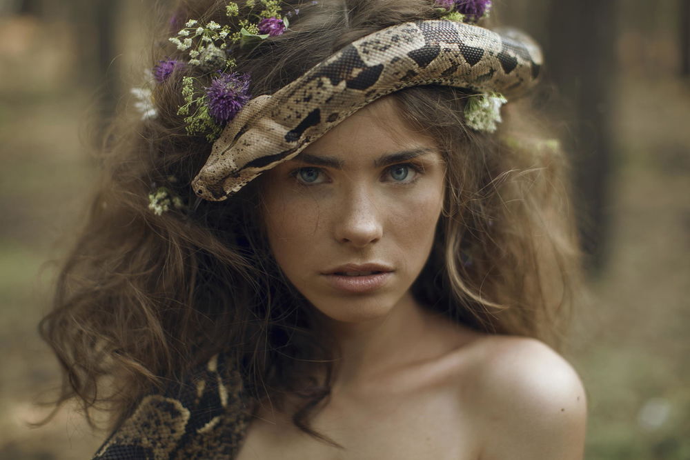 Обои для рабочего стола Девушка с цветами и удавом на голове, фотограф Екатерина Плотникова