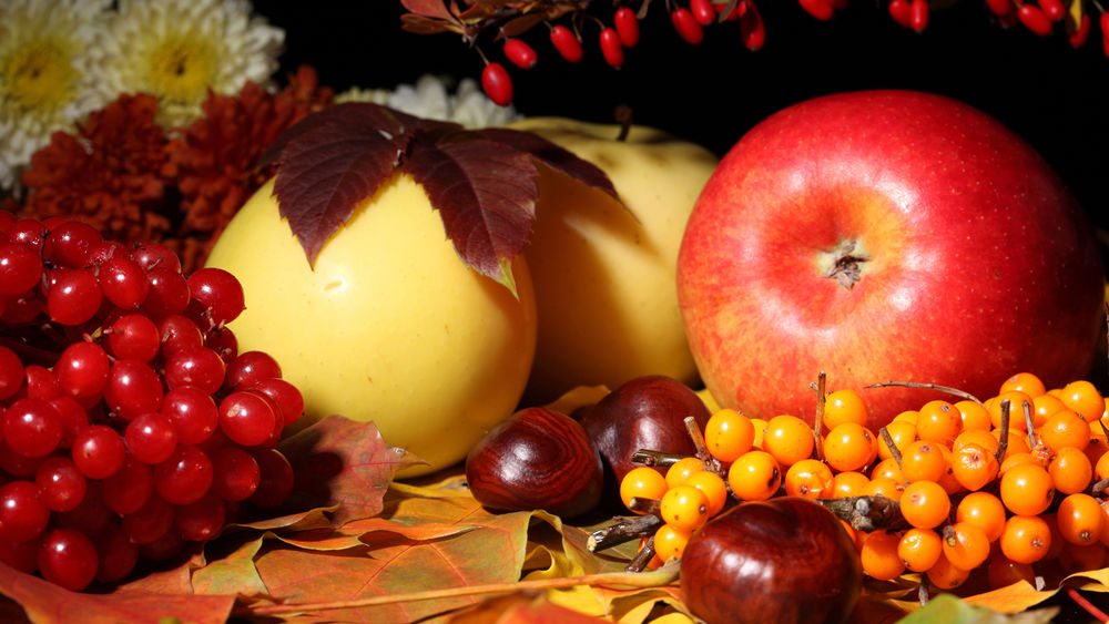 Обои для рабочего стола Осенний натюрморт - яблоки, цветы, листья, калина, каштан, облепиха рассыпаны по столу