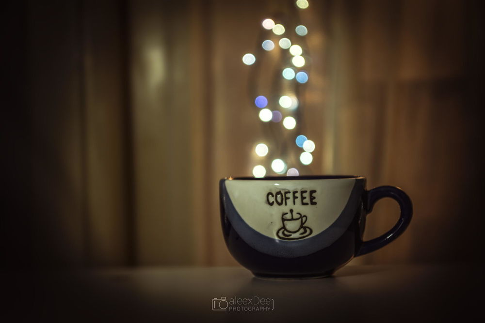 Обои для рабочего стола Блики над чашкой с надписью coffee (кофе), by aleexdee