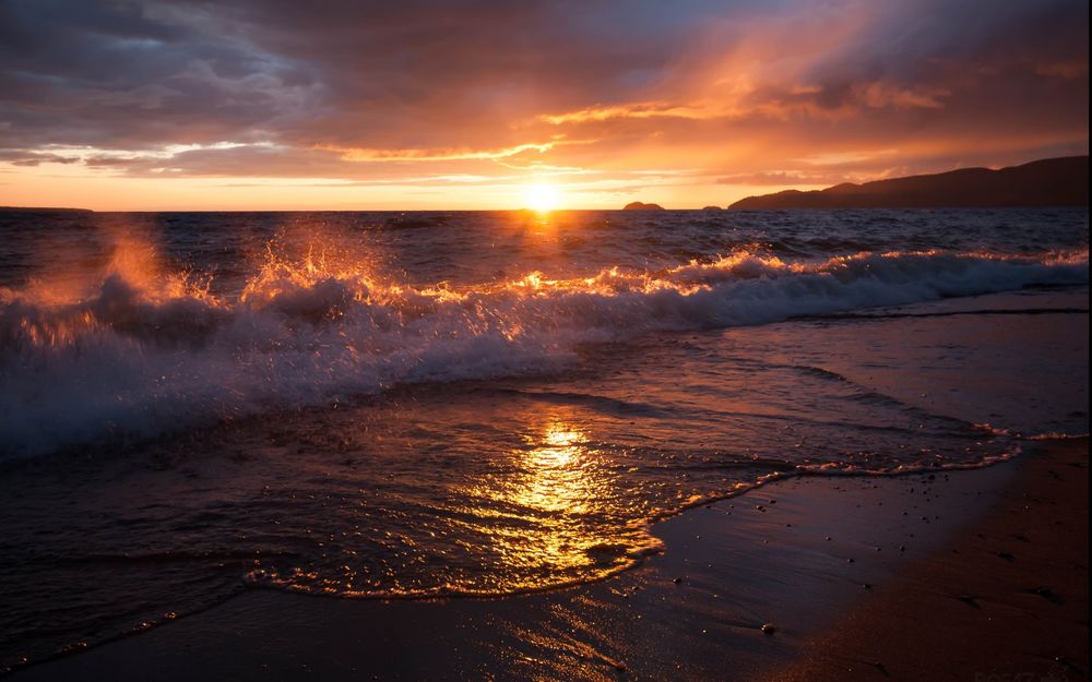 Обои для рабочего стола Морской берег на фоне заката