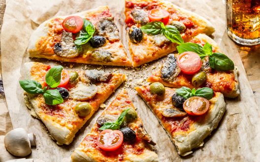 Обои на рабочий стол Пицца с оливками, маслинами и томатом