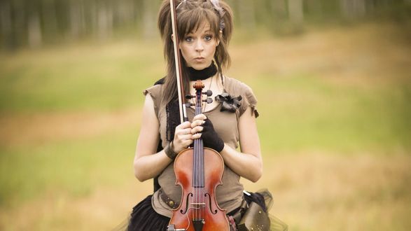 Обои на рабочий стол Линдси Стирлинг / Lindsey Stirling со скрипкой