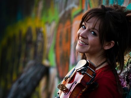 Обои на рабочий стол Линдси Стирлинг / Lindsey Stirling со скрипкой