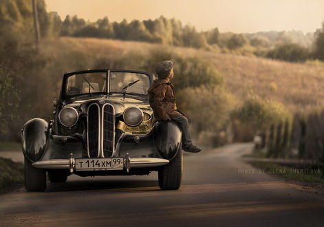 Обои на рабочий стол Маленький мальчик сидит на автомобиле, фотограф Elena Shumilova