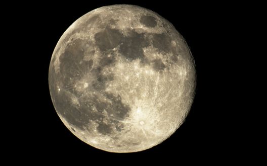 Обои на рабочий стол Луна в ночном небе