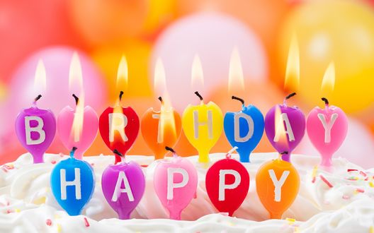 Обои на рабочий стол Горящие свечи на торте (Happy Birthday / С Днем Рождения), на фоне воздушных шаров