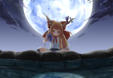 Обои на рабочий стол Ibuki Suika / Суйка Ибуки сидит у реки на фоне ночного неба и полной луны, из серии компьютерных игр Touhou Project / «Проект «Восток»», art by tekku (07201115)