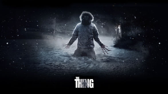 Обои на рабочий стол Нечто, человек превращается в монстра стоя на снегу (The Thing)