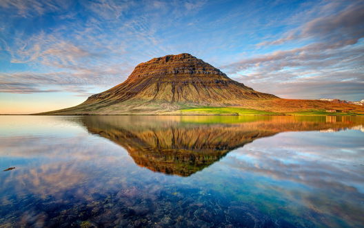 Обои на рабочий стол Озеро у подножия горы в Исландии / Iceland
