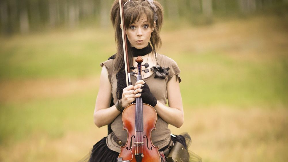 Обои для рабочего стола Линдси Стирлинг / Lindsey Stirling со скрипкой
