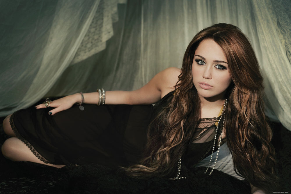 Обои для рабочего стола Американская актриса и поп-певица Miley Cyrus / Майли Сайрус в черном платье