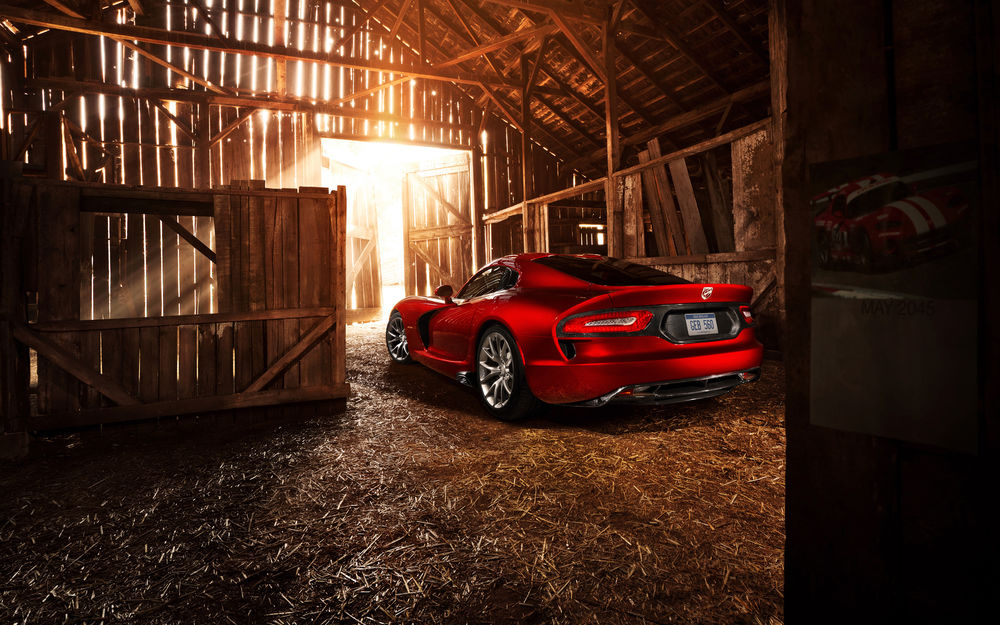 Обои для рабочего стола Красный Dodge Viper / Додж Вайпер в деревянном гараже