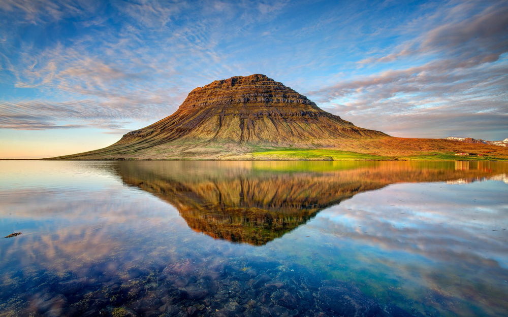 Обои для рабочего стола Озеро у подножия горы в Исландии / Iceland