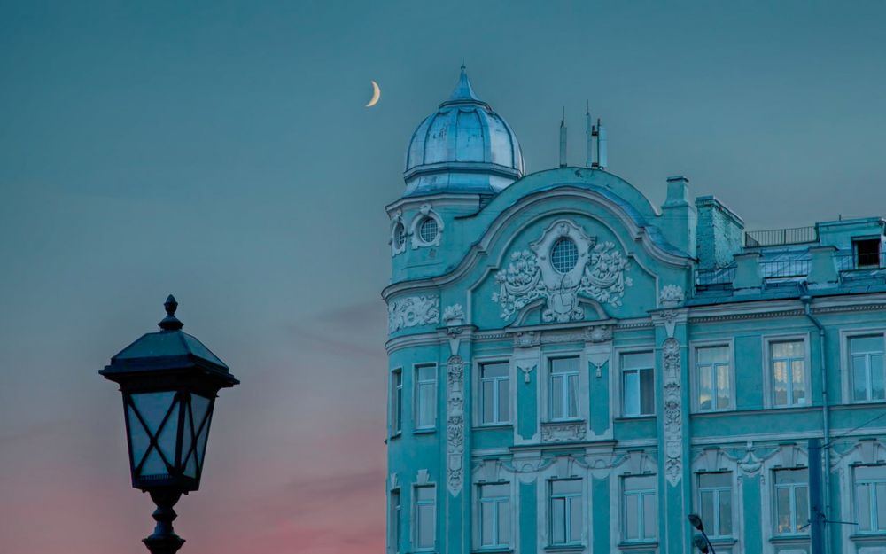 Обои для рабочего стола Фонарь на фоне голубого здания и луны в небе, Москва, Россия / Moscow, Russia