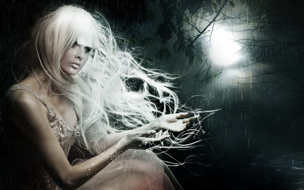 Обои для рабочего стола Девушка с белыми волосами, стоит под дождем в ночном лесу