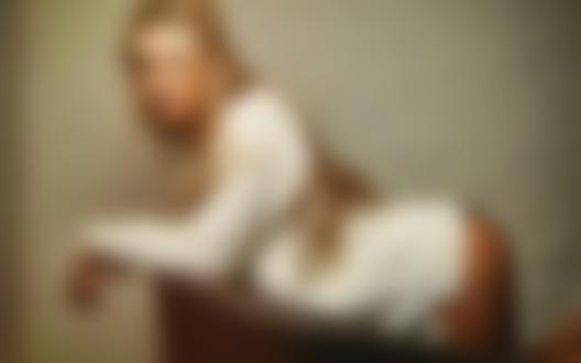 Обои для рабочего стола Девушка в вязанной кофте и черных трусиках на кресле