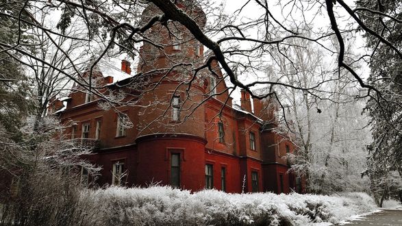 Обои на рабочий стол Кирпичный замок, расположенный в заснеженном парке