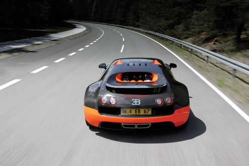 Обои на рабочий стол Bugatti Veyron едет по дороге