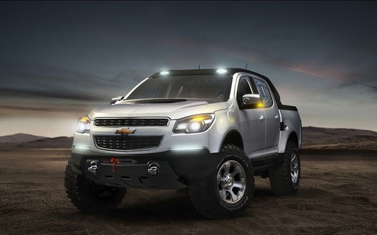 Обои на рабочий стол Серебристый внедорожник Chevrolet Colorado