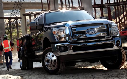 Обои на рабочий стол Черный внедорожник Ford F550 стоит возле стройки