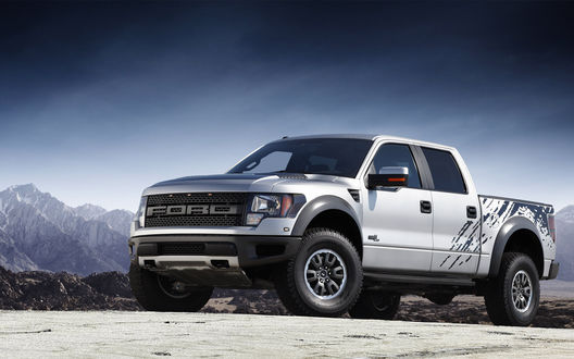 Обои на рабочий стол Внедорожник Ford SVT F-150 Raptor стоит на фоне гор