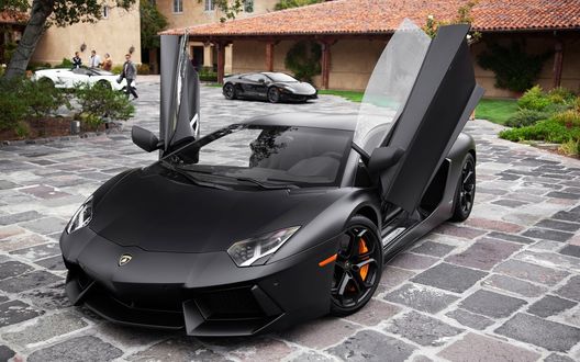 Обои на рабочий стол Черная Lamborghini Aventador с открытыми дверьми