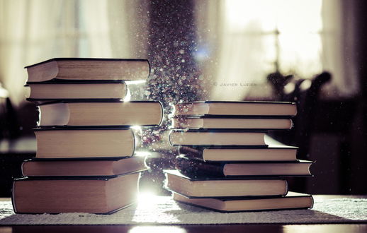 Обои на рабочий стол Между стопками книг волшебная пыль, ву Javier Luces