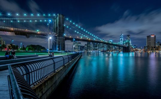 Обои на рабочий стол Ночной мост у моря