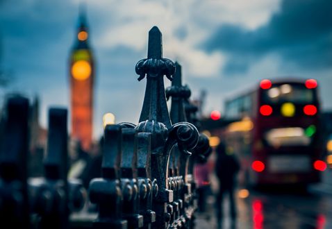 Обои на рабочий стол Великобритания, Англия, Лондон / Great Britain, England, London, Big Ben / Биг-Бен, крупным планом вензеля чугунной ограды на дороге и современный автобус Рутмастер / Routemaster / Даблдекер