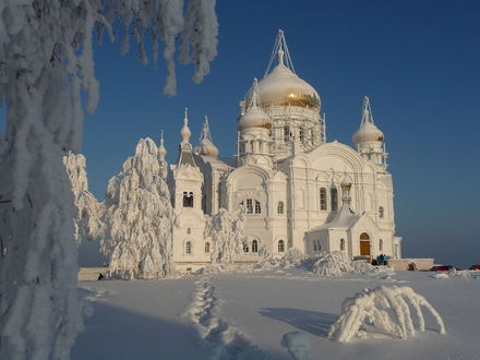 Обои на рабочий стол Заснеженный храм на фоне синего неба