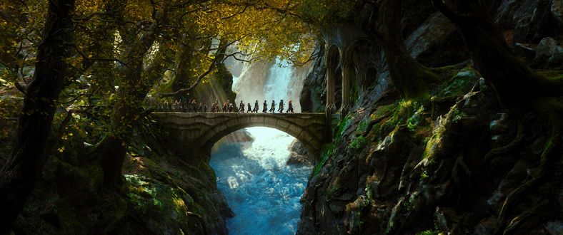 Обои на рабочий стол Герои фильма The Hobbit / Хоббит идут по мосту над пропастью