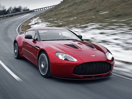 Обои на рабочий стол Вишневый Aston Martin V12 Zagato едет по дороге