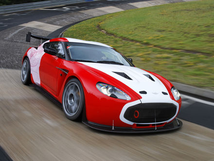Обои на рабочий стол Красно-белый Aston Martin V12 Zagato едет по гоночному треку
