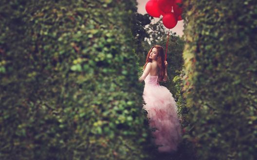 Обои на рабочий стол Девушка с красными шариками, фотограф Jessica Drossin
