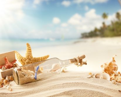 Обои на рабочий стол На песке лежит стеклянная бутылка, рядом шкатулка с раковинами и морская звезда