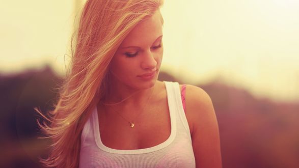 Обои на рабочий стол Симпатичная девушка в белой майке
