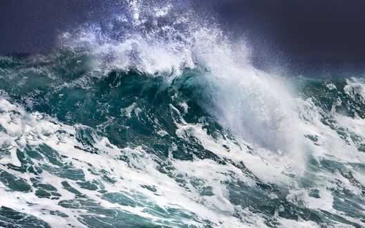 Обои на рабочий стол Бушующая волна в море